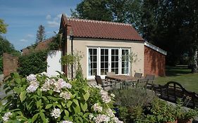 Field Cottage Bed And Continental Breakfast